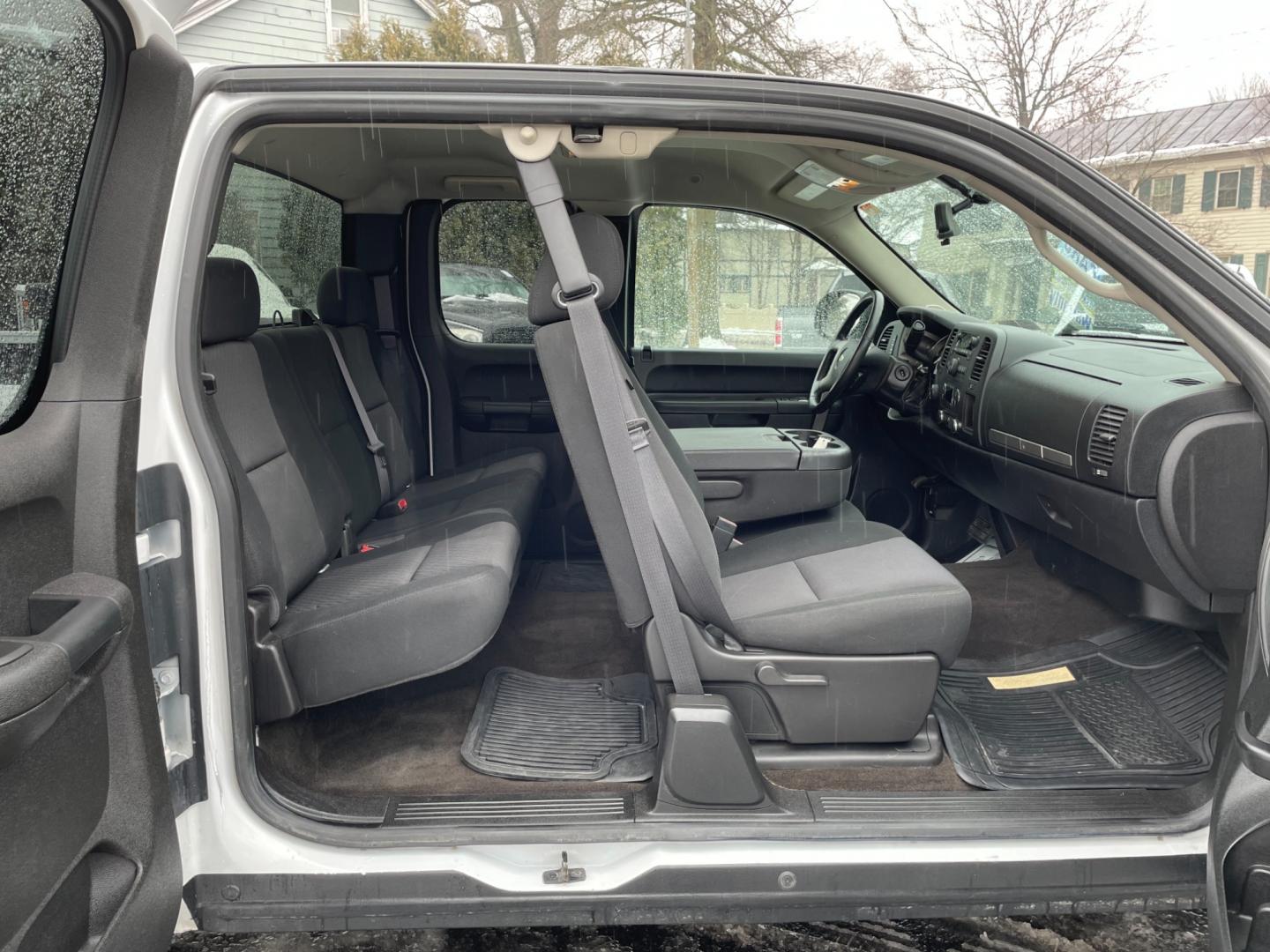 2012 White /black Chevrolet Silverado 1500 LT Ext. Cab Long Box 4WD (1GCRKSE7XCZ) with an 5.3L V8 OHV 16V FFV engine, 6-Speed Automatic transmission, located at 101 N. Main Street, Muncy, PA, 17756, (570) 546-5462, 41.207691, -76.785942 - Photo#8